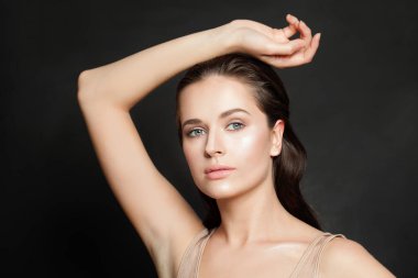 Koyu arka planda doğal berrak tenli çekici kadın