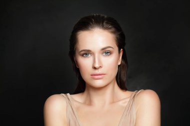 Siyah arka plan üzerinde net sağlıklı bir cilt ile Şehvetli kadın modeli