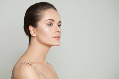 Mükemmel kadın yüzü. Berrak tenli güzel bir model. Skincare 