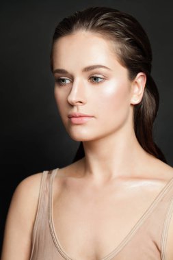 genç bir kadın yüzü siyah arka plan üzerine. 