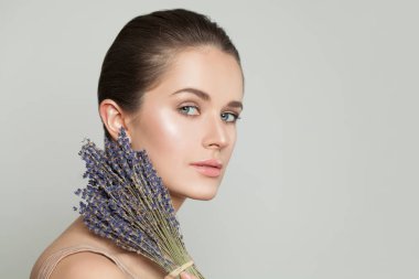 Lavanta çiçekleri ve temiz deri portresi olan mükemmel bir kadın.