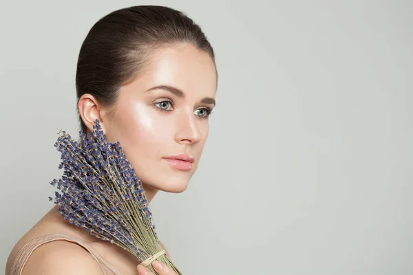 Bella donna con chiara pelle sana e fiori di lavanda — Foto Stock