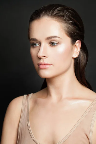 Jovem cara de mulher no fundo preto . — Fotografia de Stock