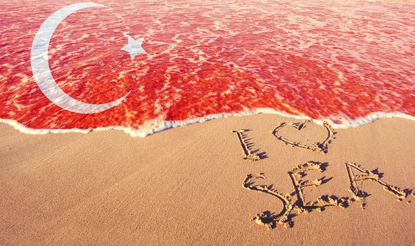 ビーチの砂、海とトルコのフラグを設定します。トルコのコンセプトが大好き — ストック写真