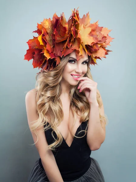 美丽的性感女人在秋天叶冠肖像 — 图库照片
