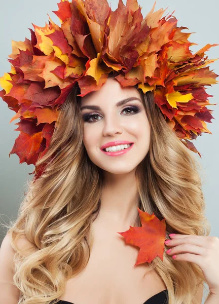 Mulher bonita com pele clara, penteado encaracolado saudável e folhas de outono — Fotografia de Stock