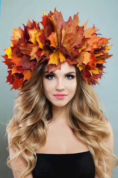 Cara feminina perfeita. Retrato de mulher outono — Fotografia de Stock