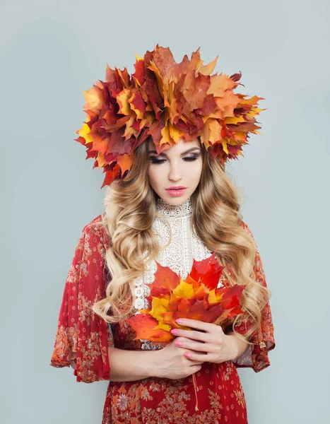 Nice autumn woman in fall leaves crown on gray background — Stock Photo, Image