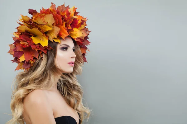 Herfst portret van mooie model vrouw in kleurrijke herfst bladeren kroon — Stockfoto