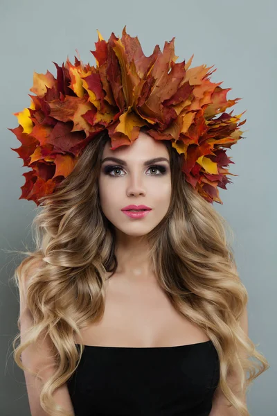 Retrato de bela mulher modelo outono com maquiagem — Fotografia de Stock
