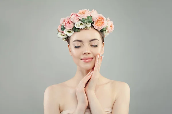 Beautiful woman with clear skin, flowers and manicure nails — Stock Photo, Image