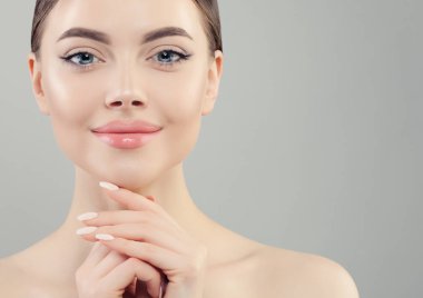 Güzel kadın portre kadar yakın yüz. Sağlıklı model 