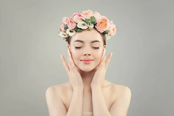 Jovem mulher perfeita com pele clara saudável e retrato de flores — Fotografia de Stock