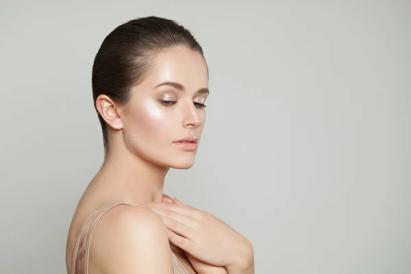 Gesundes Frauenporträt. hübsches Modell mit klarer Haut. Hautpflege — Stockfoto