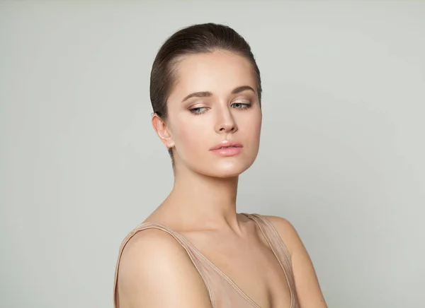 Όμορφο θηλυκό μοντέλο με καθαρό δέρμα. Skincare — Φωτογραφία Αρχείου