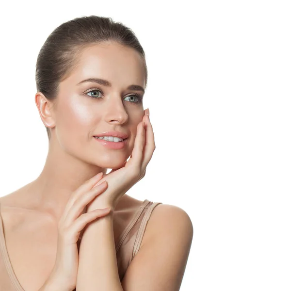 Femme souriante à la peau naturelle et saine isolée sur blanc . — Photo