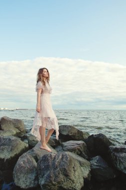 Okyanus kıyısında sevimli kadın, portre