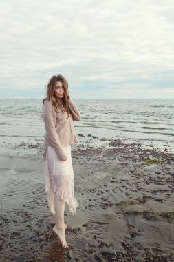 Okyanus kıyısında çekici model kadın açık havada