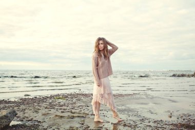 Neşeli genç kadın, açık havada romantik portre