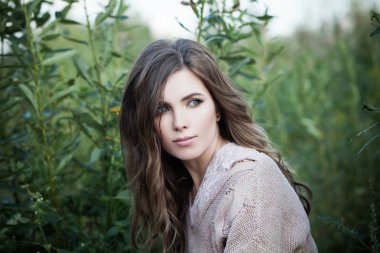 Doğal güzellik. Organik yeşil çim üzerinde güzel sağlıklı kadın