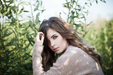 Güzel kadın portresi. Organik yeşil çim üzerinde Sevimli kız 