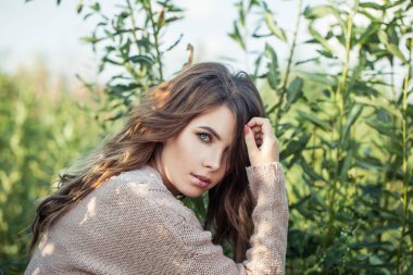 Yeşil çimlerin üzerinde genç mükemmel kadın