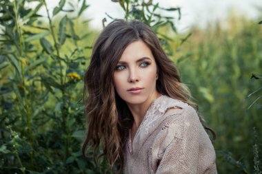 Yeşil çim arka planda neşeli kadın. Doğal güzellik portresi