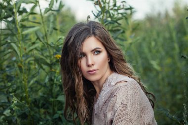 Bitkisel yeşil arka plan üzerinde güzel yaz kadın