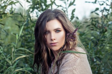 Yaz çim çekici kadın