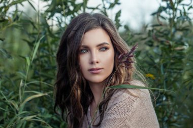 Sevimli genç kadın yaz çim rahatlatıcı