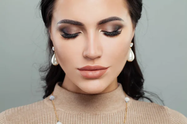 Schönes Frauengesicht. Schmuckmodell mit Make-up, Perlen-Ohrringe — Stockfoto