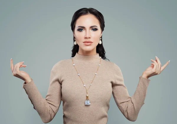 Glamorös kvinna med smink, pärlor örhängen och halsband. — Stockfoto