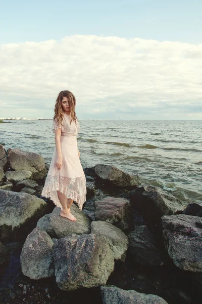 Красива жінка в сукні бу на узбережжі океану , — стокове фото