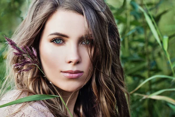 Joven hermosa mujer sobre fondo verde natural al aire libre —  Fotos de Stock