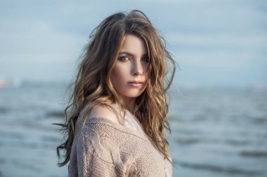 Mavi okyanustaki kadın. Güzel yüz.. 