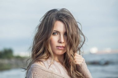 Sevimli genç kadın açık hava portresi. Güzel kadın yüzü 