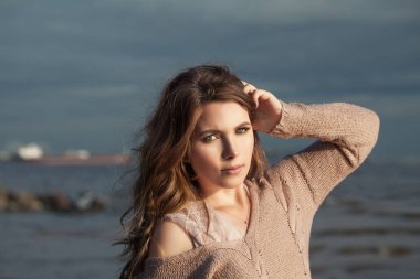 Okyanus arka plan, portre üzerinde Nice kadın