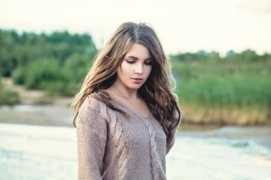 Sahil şeridi boyunca yürüyen sevimli kadın