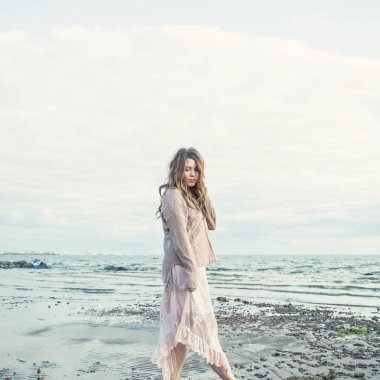 Okyanus kıyısında romantik kadın açık havada