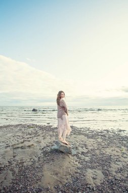 Okyanus kıyısında dinlenen çekici kadın
