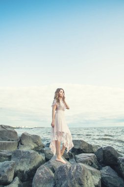 Okyanus kıyısında genç ve güzel bir kadın.