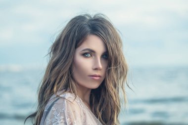 Kıvırcık saçlı mükemmel model kız, romantik portre