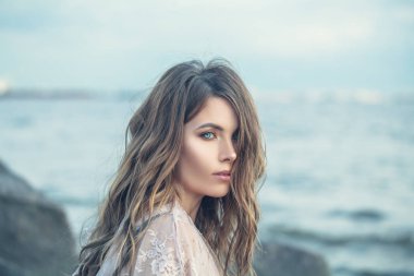 Soğuk bahar günü açık nice kadın