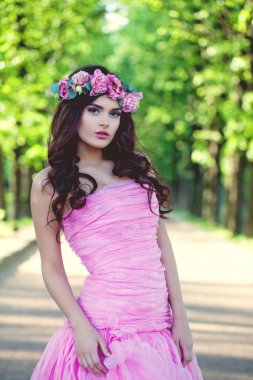 Çiçek taç ve pembe elbise açık esmer kadın