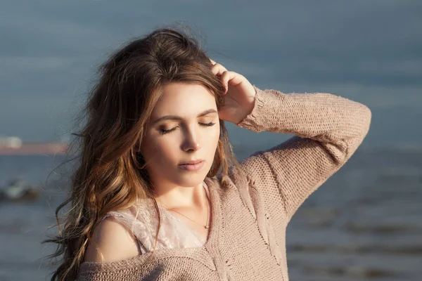 Mulher relaxante. Menina modelo perfeito na costa do oceano — Fotografia de Stock