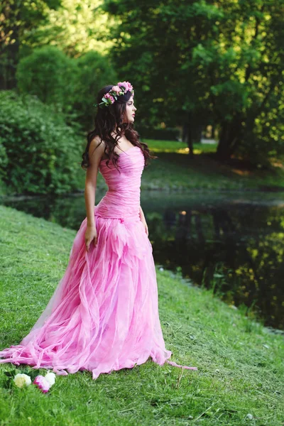 Carino donna in abito di tulle rosa nel parco estivo — Foto Stock