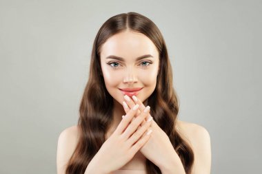 Güzel model kadın manikürlü çivi ile el gösteren. Skincare
