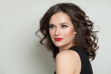 Güzel kadın portresi. Makyaj ve dalgalı saç ile Pretty model