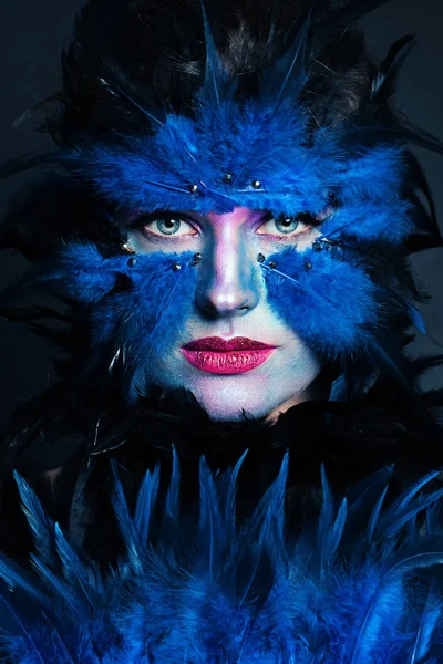 Хэллоуин персонаж макияж. Женщина с макияжем на голубом — стоковое фото