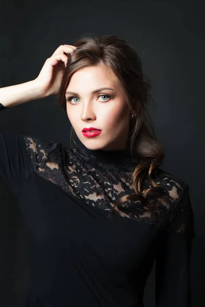 Elegante vrouw met rode lippen make-up haar op donkere achtergrond — Stockfoto